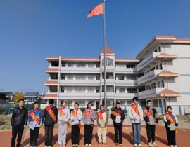 领巾映初心，星章耀成长