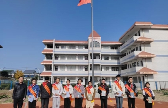 领巾映初心，星章耀成长